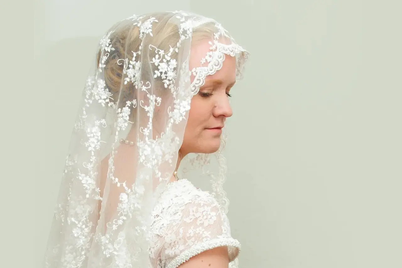 Bride in lace veil, wedding day.